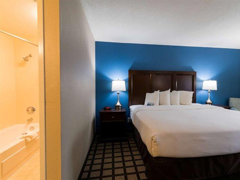 Baymont By Wyndham Detroit Airport/Romulus Hotell Exteriör bild