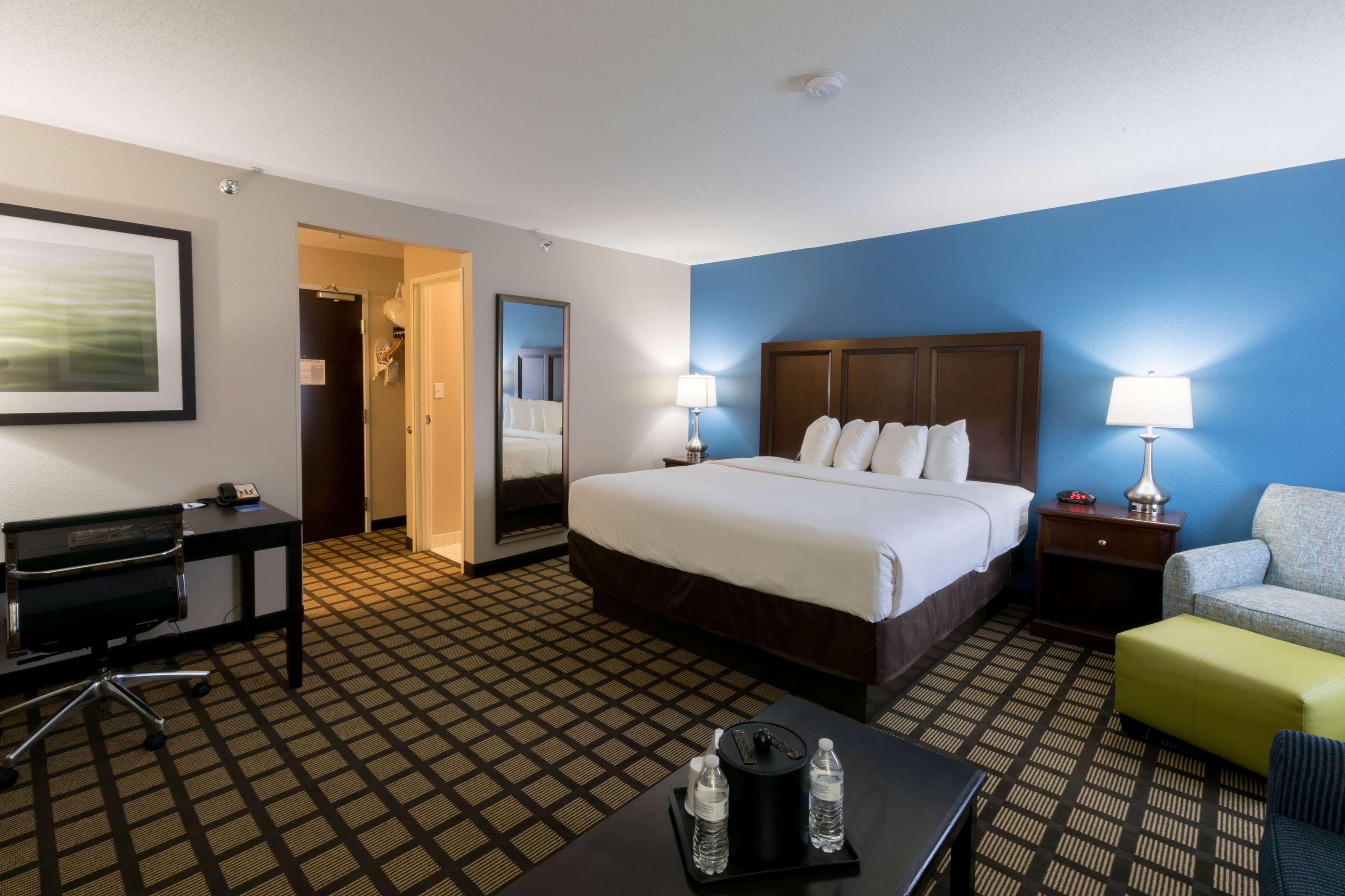 Baymont By Wyndham Detroit Airport/Romulus Hotell Exteriör bild