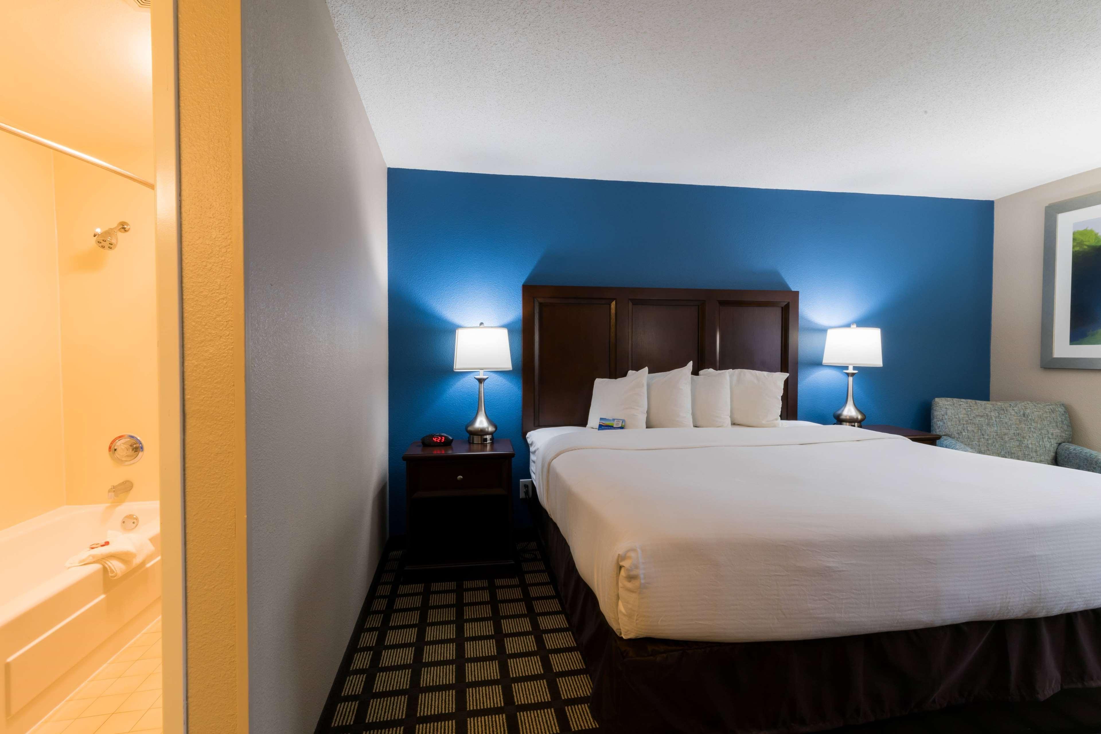 Baymont By Wyndham Detroit Airport/Romulus Hotell Exteriör bild