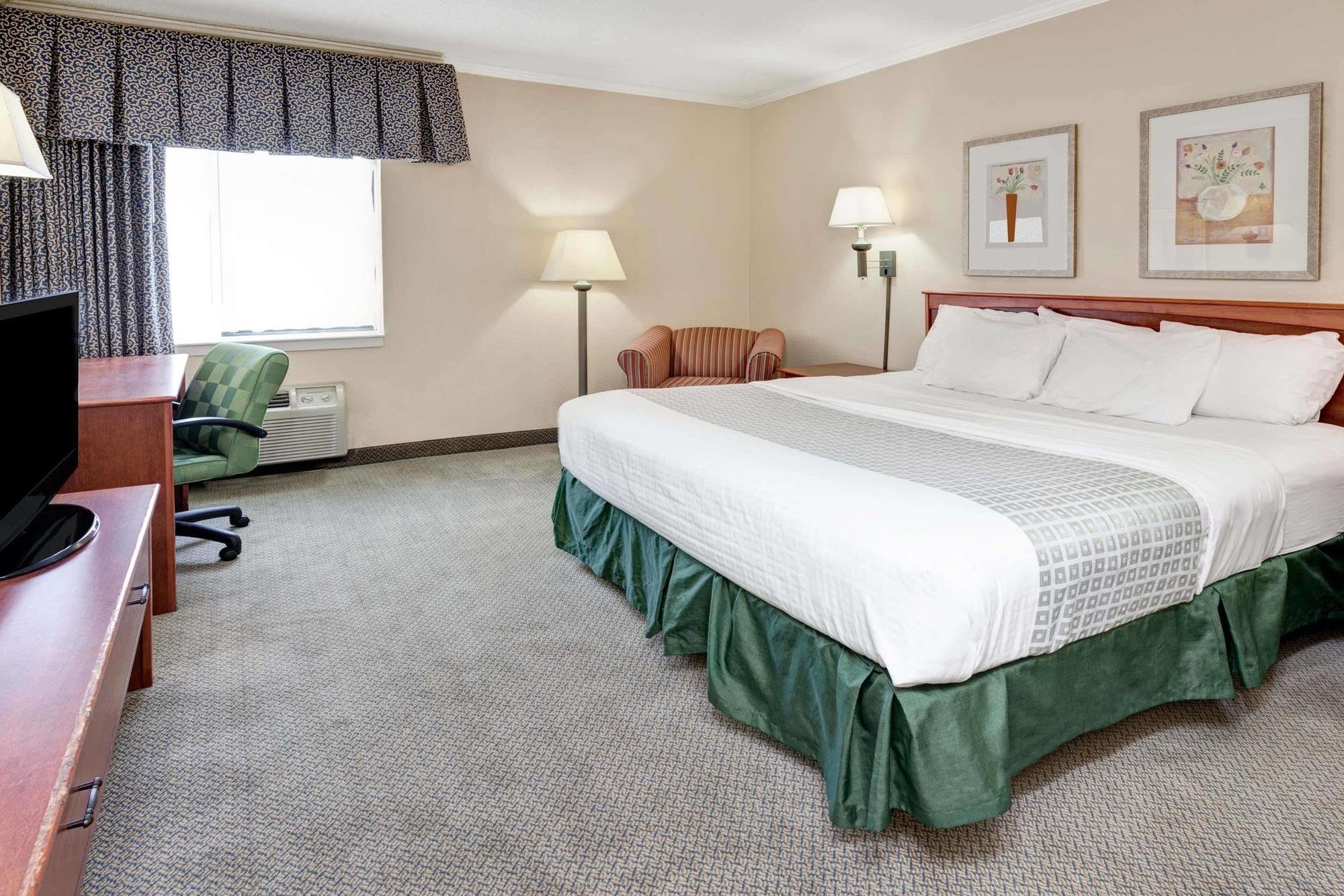 Baymont By Wyndham Detroit Airport/Romulus Hotell Exteriör bild